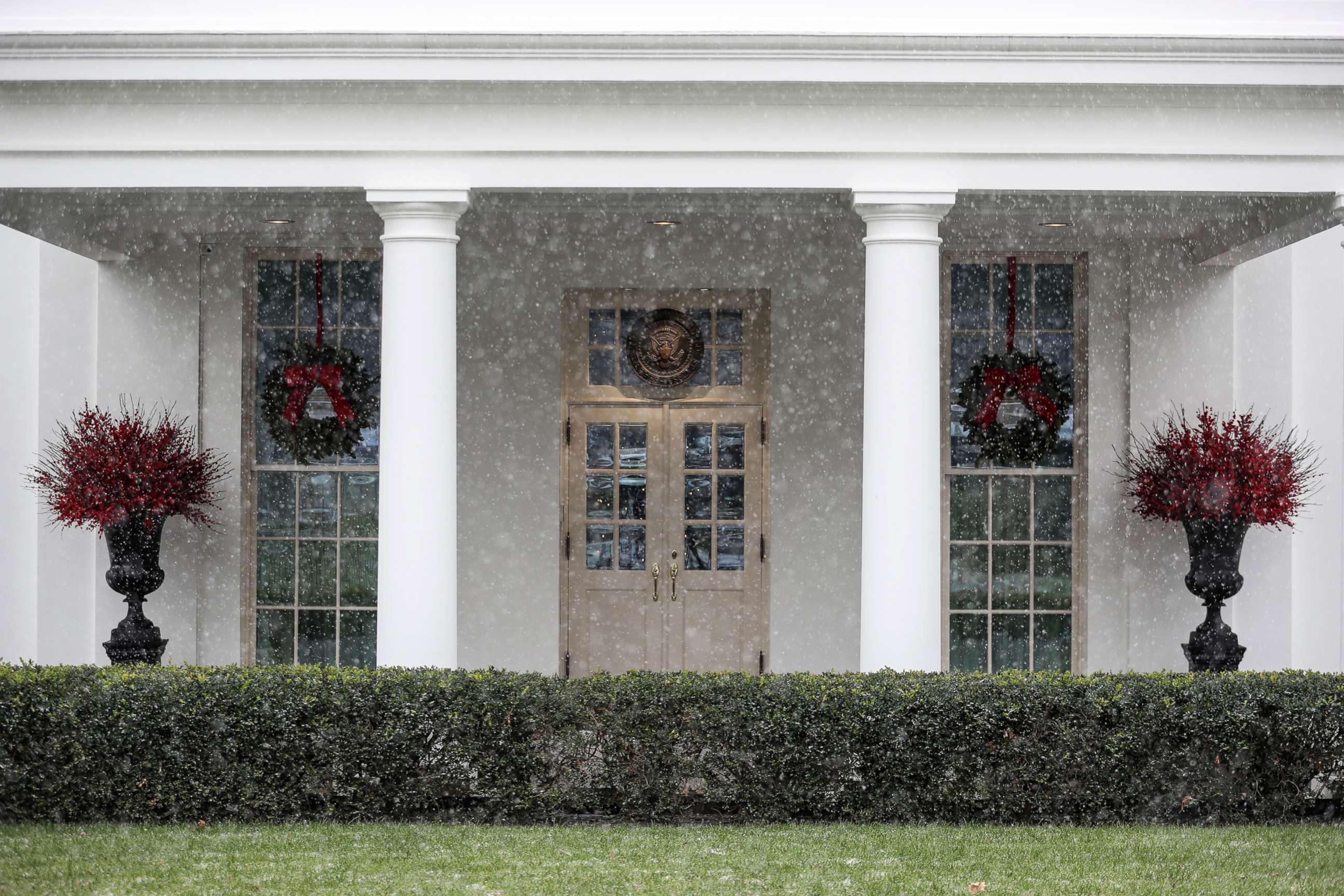 PHOTO: A mix of rain and snow falls outside the West Wing of the White House in Washington, D.C., Dec. 16, 2020.