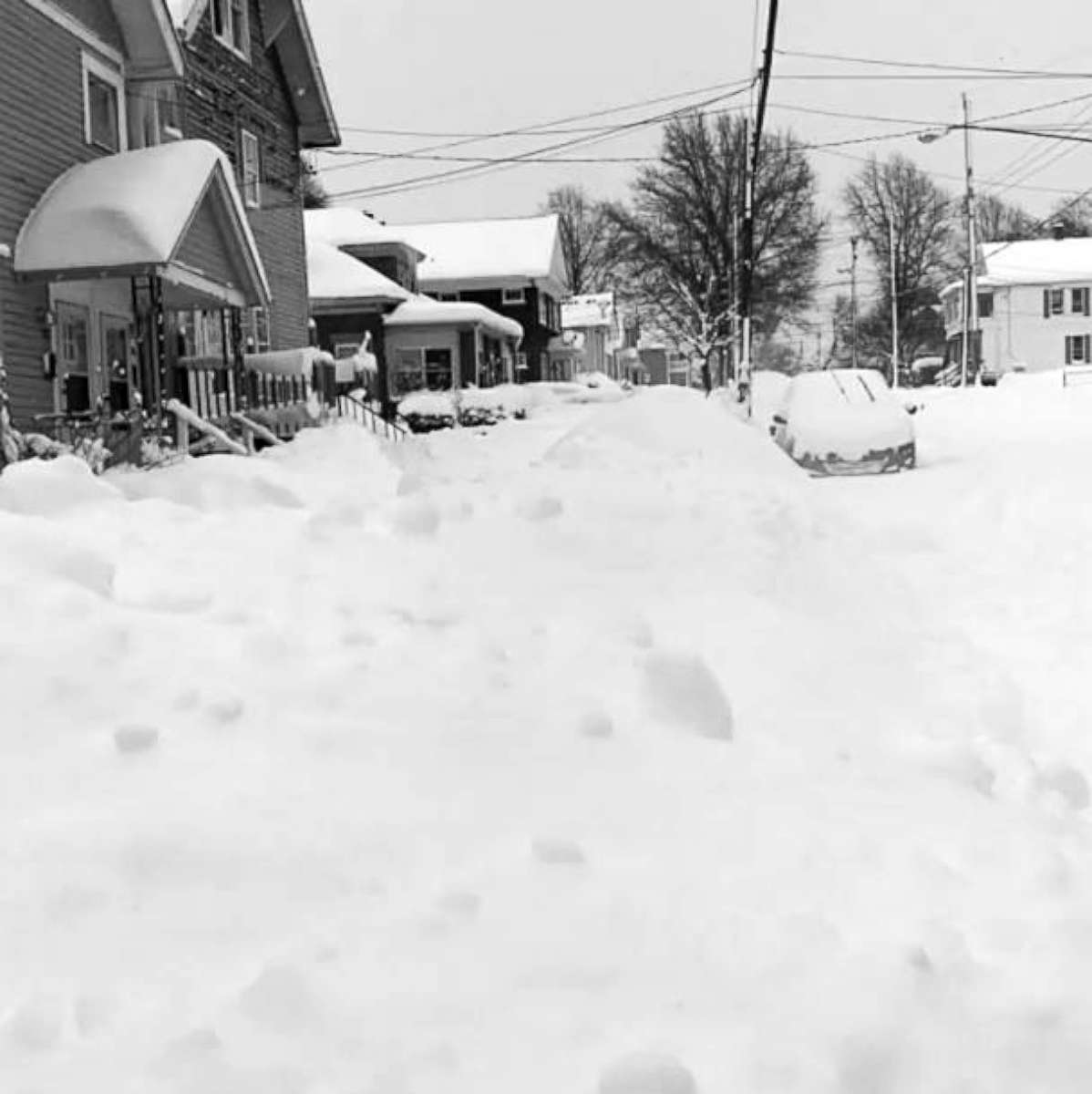 PHOTO: A record snowfall hits Erie, Pa., Dec. 27, 2017.