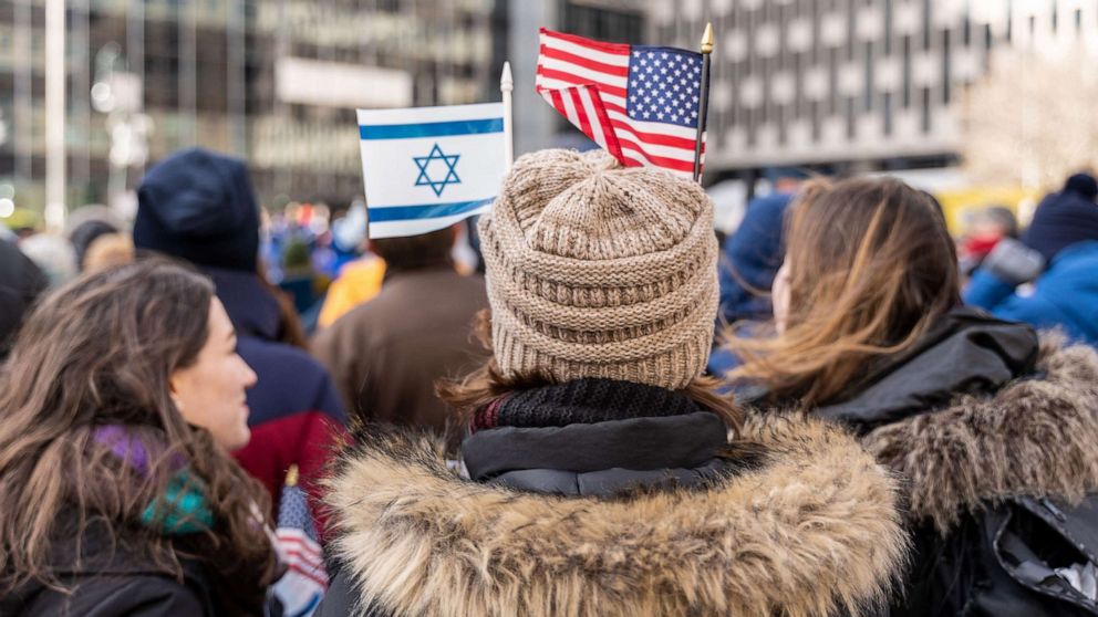 10,000 march across Brooklyn Bridge to protest spike in anti-Semitic attacks thumbnail