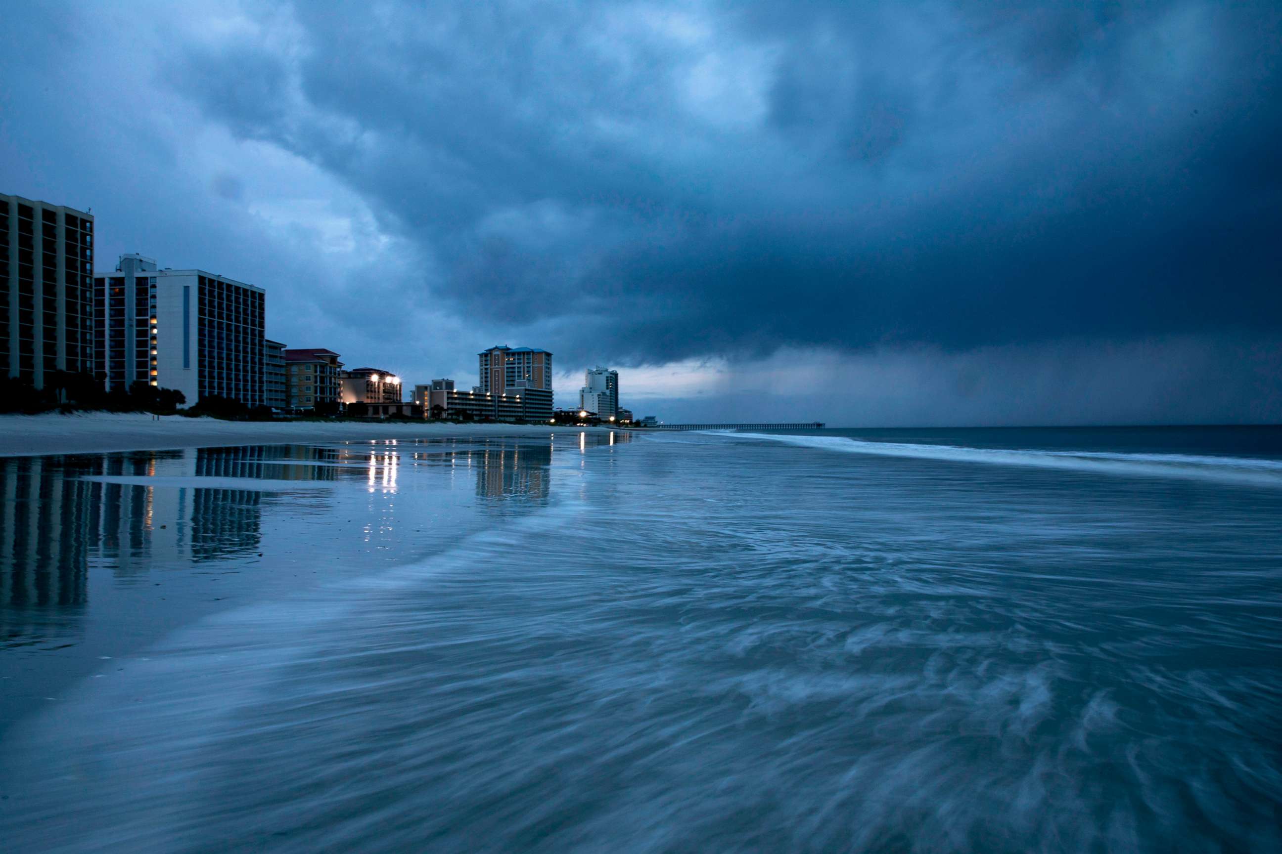 PHOTO: Rain begins to fall as the outer bands of Hurricane Florence make landfall in Myrtle Beach, S.C., Sept. 13, 2018. 