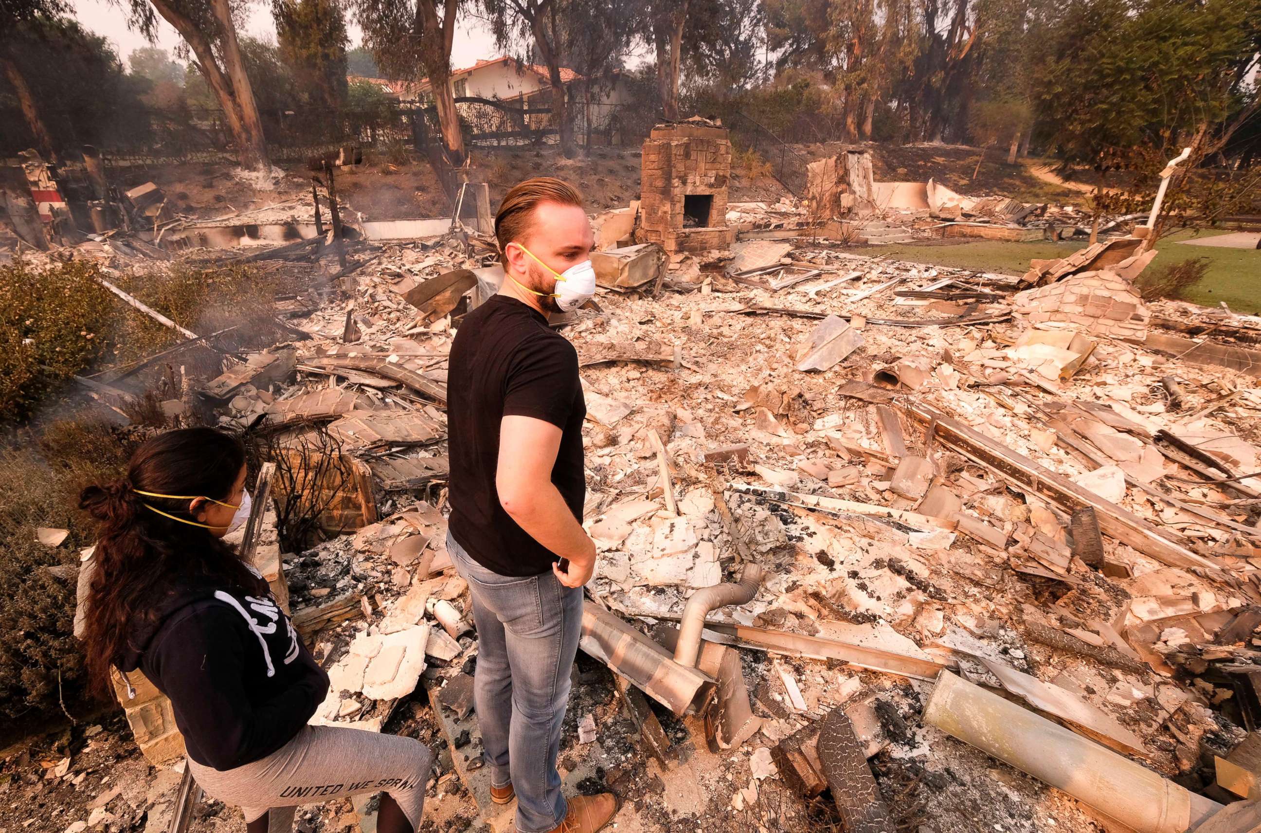 PHOTO: Alexander Tobolsky and his girlfriend Dina Arias return to his home where burned out by the fire in Malibu, Calif., Nov. 10, 2018.