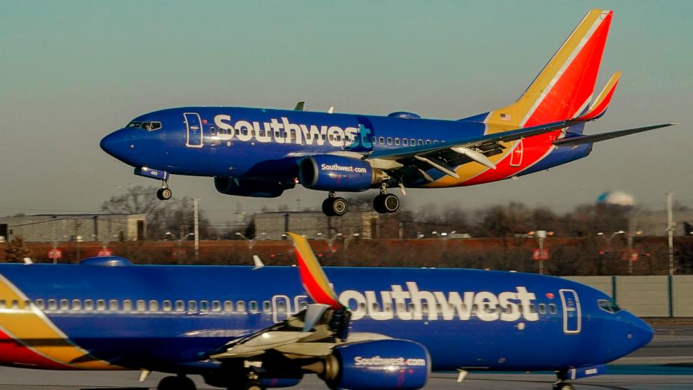 Southwest Airlines ha multato la cifra record di 140 milioni di dollari da parte del Dipartimento dei trasporti durante la crisi dei viaggi per le vacanze del 2022.
