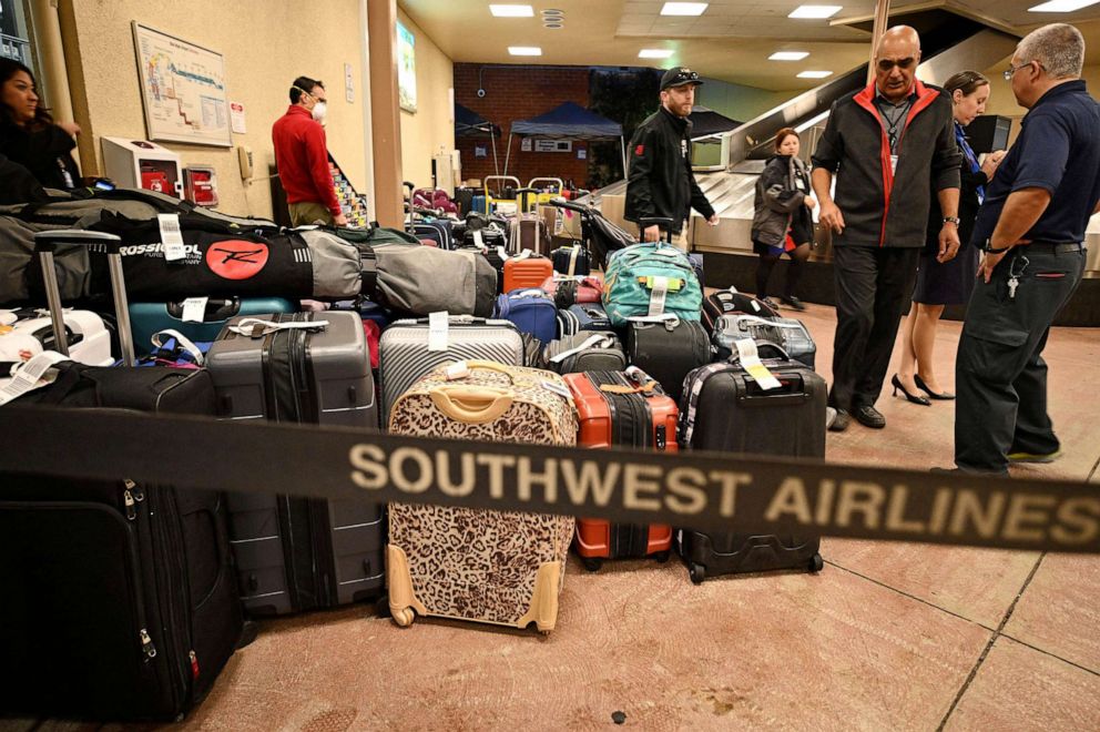 PHOTO: Southwest Airlines passengers look for their luggage at Hollywood Burbank Airport in Burbank, California, Dec. 27, 2022.