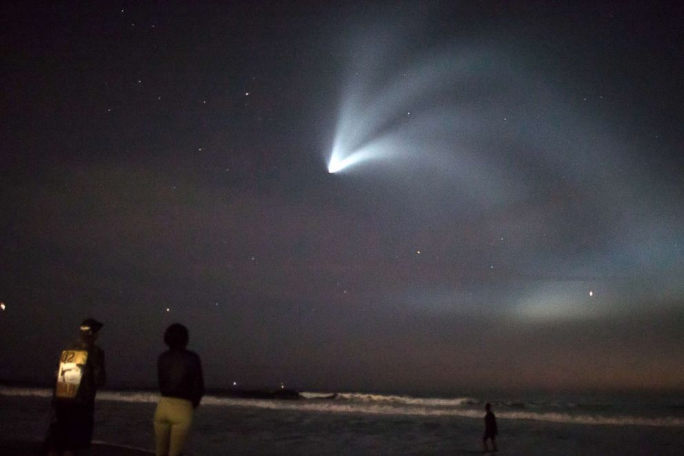 Spacex Launch Lights Up Night Sky In Southern California Abc News