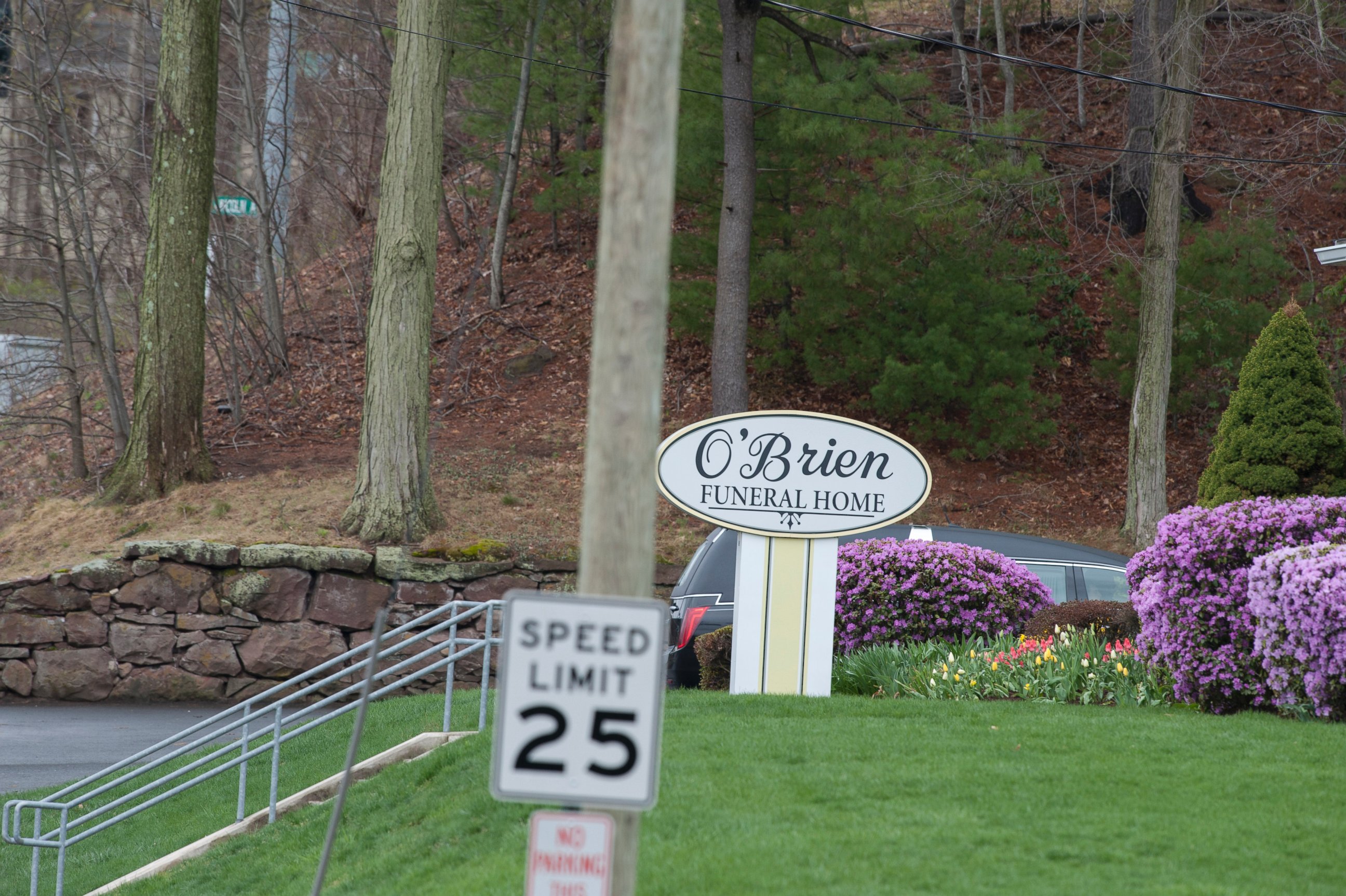 PHOTO: A hearse enters the O'Brien Funeral Home in Bristol, Conn. carrying the casket of Aaron Hernandez, April 23, 2017. 