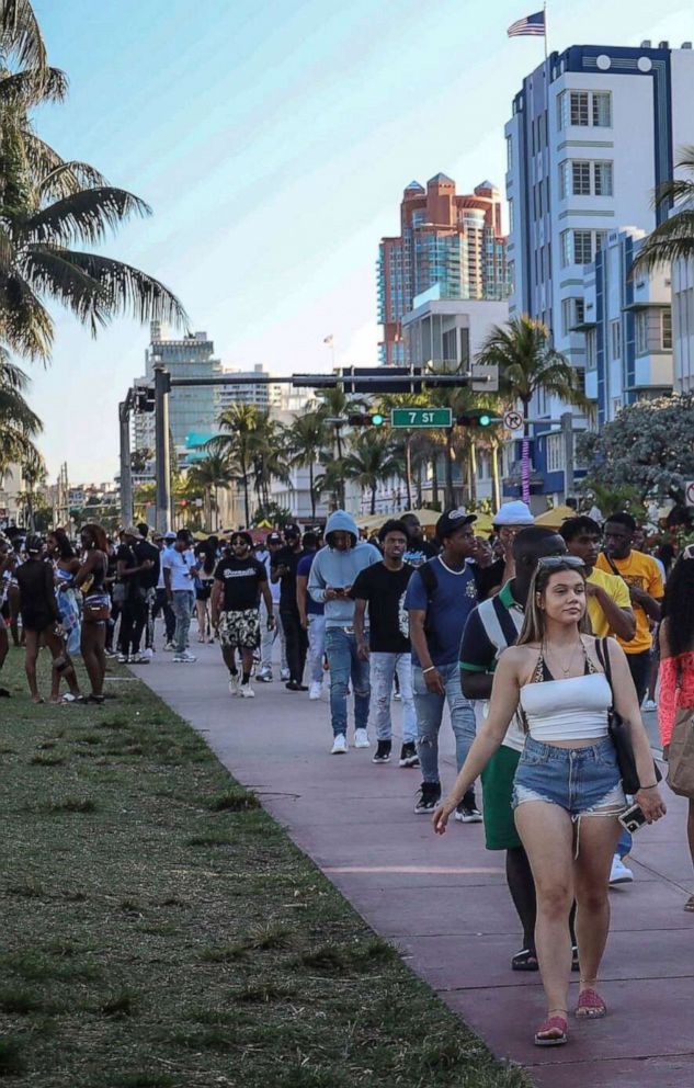 PHOTO: Spring break tourists walk alongside Ocean Drive in Miami Beach, Fla., night, March 21, 2021.