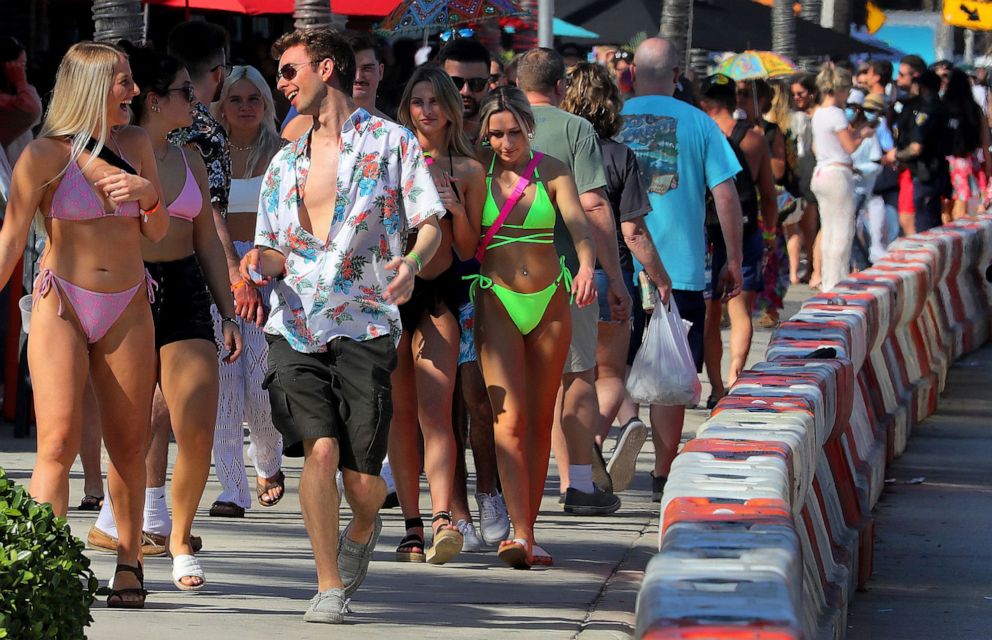 PHOTO: People crowd into the sidewalk in Ft. Lauderdale, Fla., on March 4, 2021, as spring break starts to ramp up.