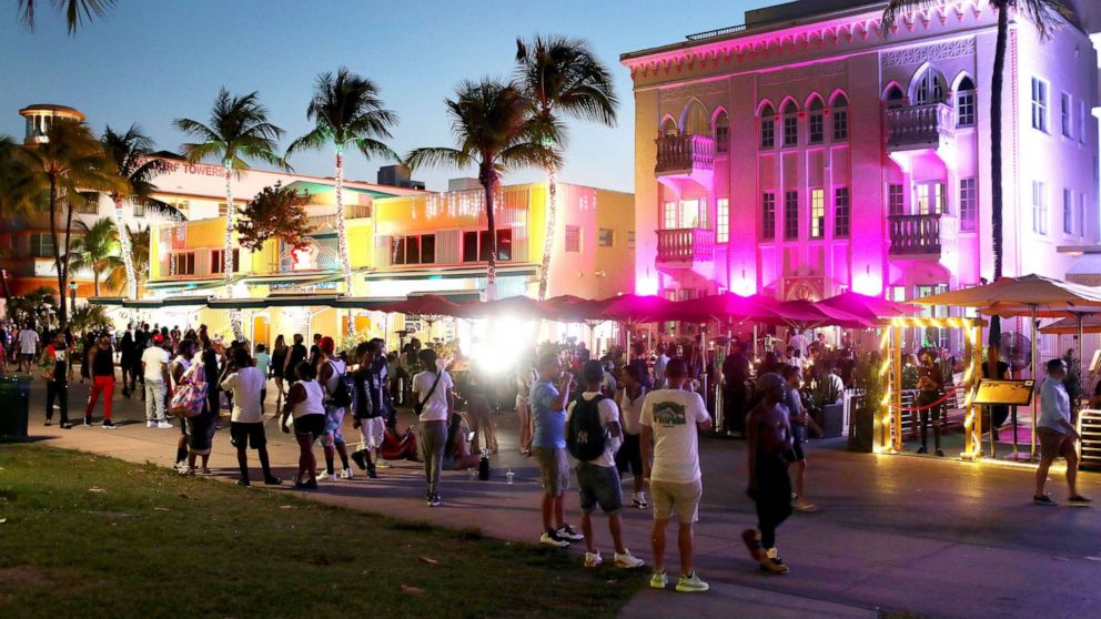 Hundreds of people defy Miami Beach curfew orders

The city has now extended the restrictions for at least 3 weeks.
Joe Raedle/Getty Images