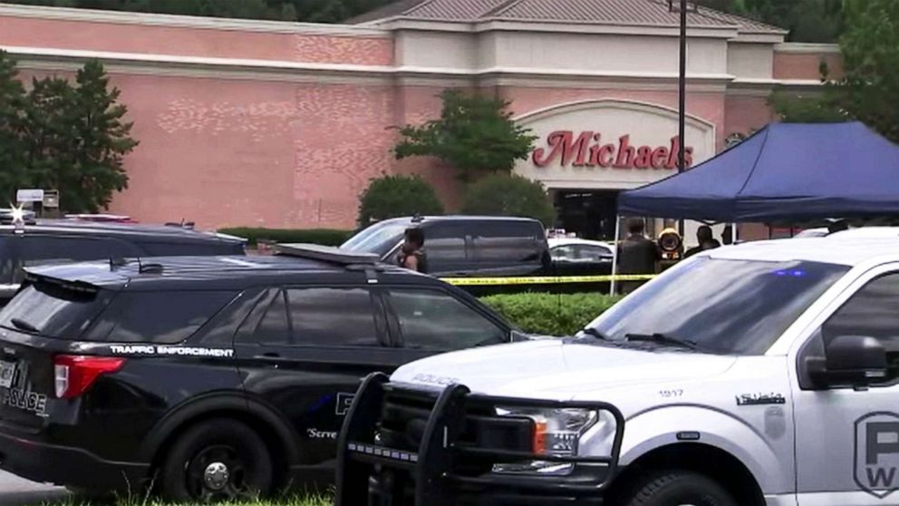PHOTO: Authorities respond to the scene of an alleged gunman barricaded inside a shopping center in Alpharetta, Ga., June 14, 2022.