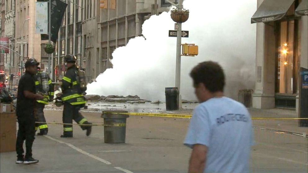   PHOTO: Steam pipe exploded at Fifth Avenue and East 21st Street in the Flatiron District of New York, July 19, 2018. 