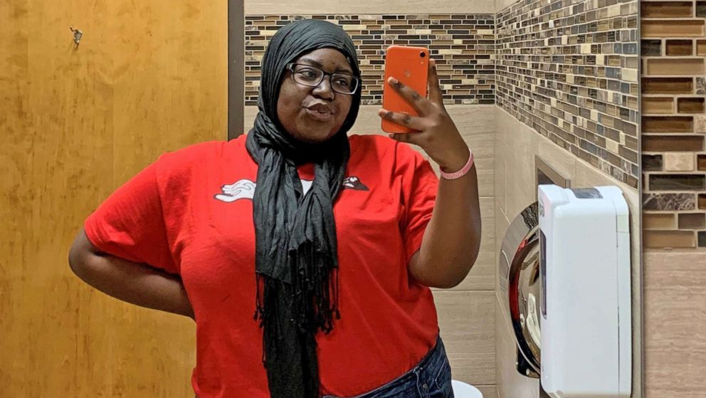 Texas restaurant apologizes for handling of employee sent home for wearing her hijab thumbnail