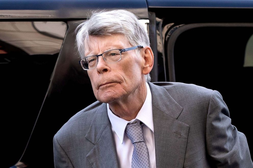 PHOTO: Author Stephen King arrives to testify at the E. Barrett Prettyman Federal Courthouse in Washington, D.C., August 2, 2022. King will testify on a trial to prevent the proposed merger of Penguin Random House and Simon & Schuster.
