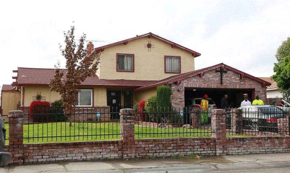 PHOTO: People gather outside the home, March 21, 201, where Stephon Alonzo Clark, 22, was shot and killed by a pair of Sacramento Police officers in Sacramento, Calif.