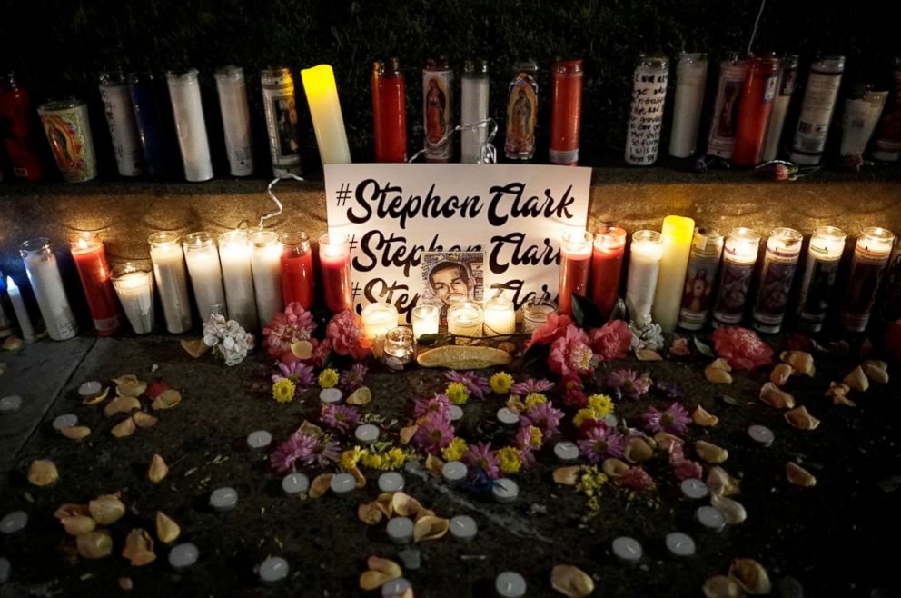 PHOTO: Candles light a sidewalk memorial to Stephon Clark, in Sacramento, Calif., March 23, 2018.