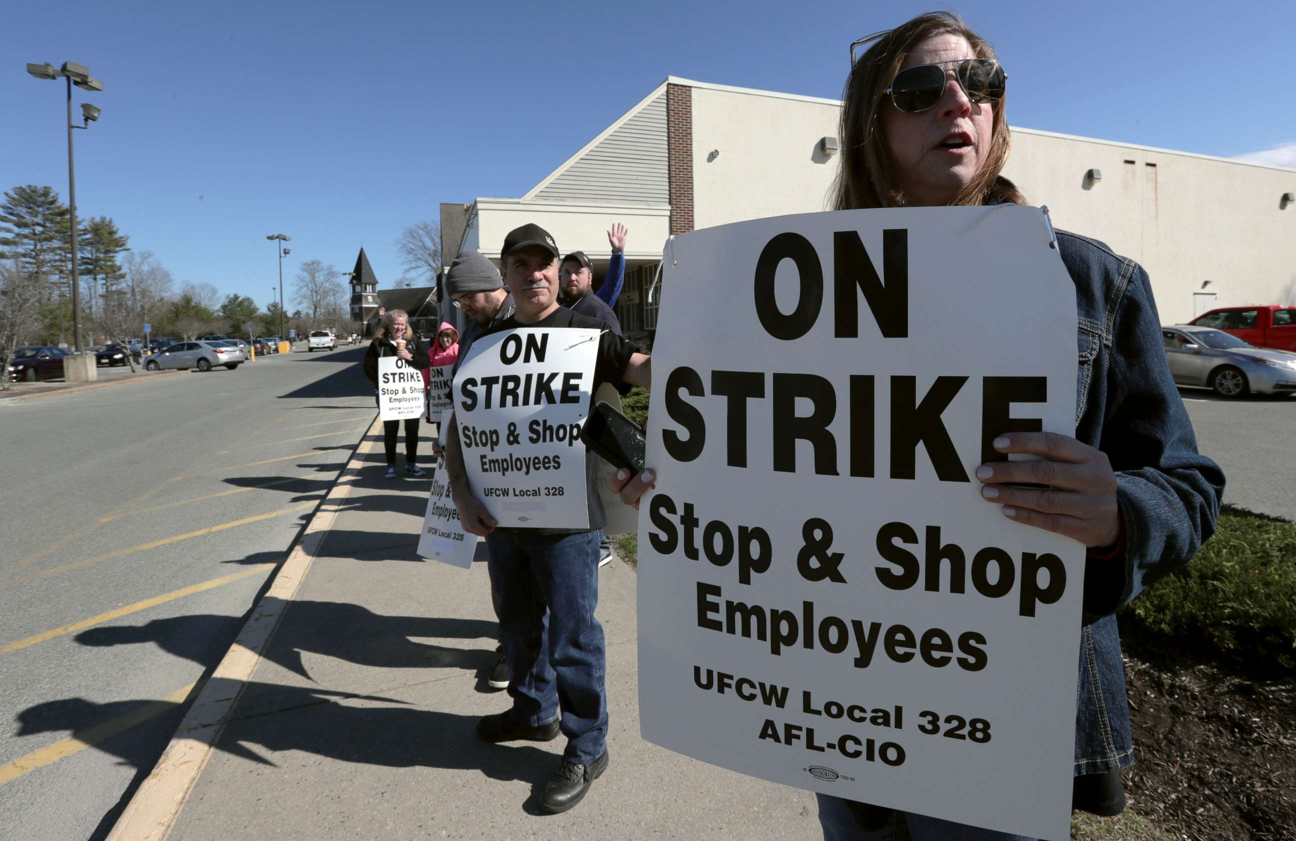 PHOTO:Union workers picket outside a Stop & Shop supermarket, April 11, 2019, in Norwell, Mass., after workers walked off the job in Massachusetts, Rhode Island and Connecticut over stalled contract negotiations. 