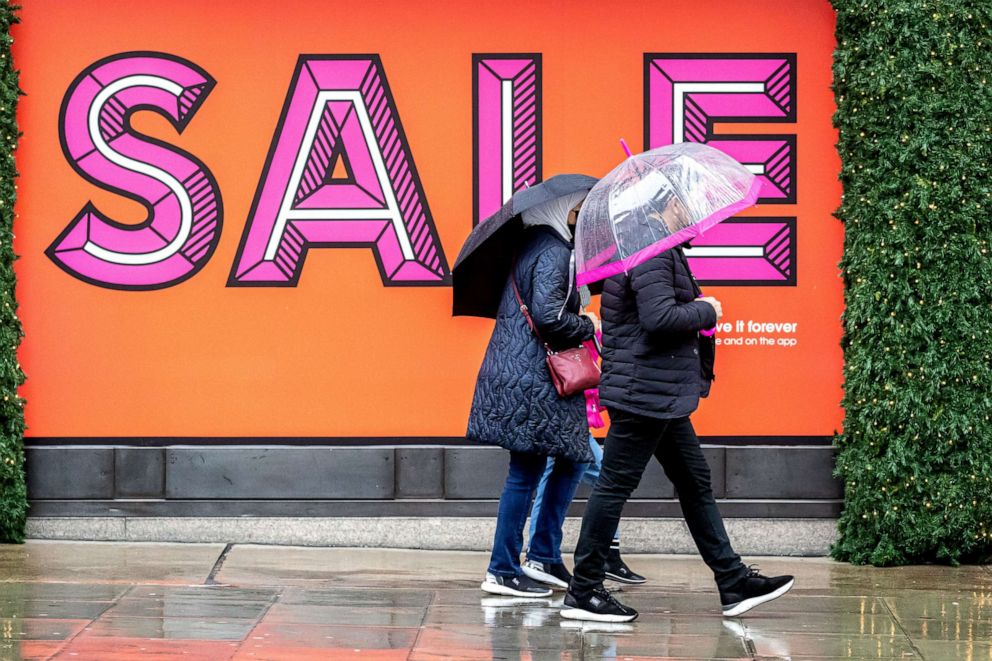 PHOTO: People brave the rain while shopping in London, Dec. 27, 2021.