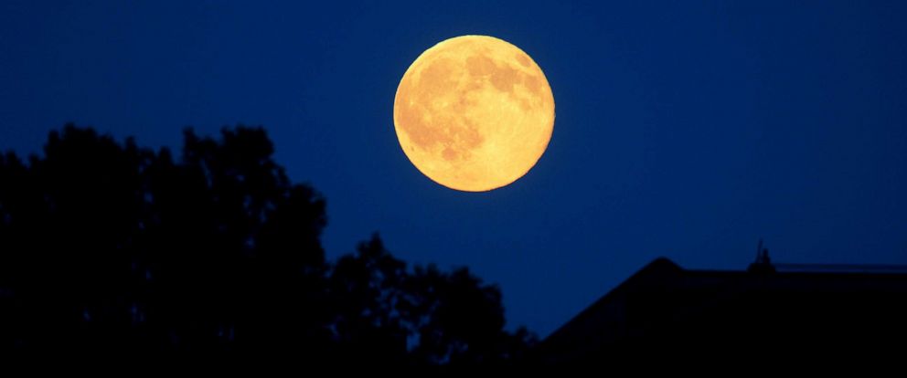 How To Watch Tonight S Strawberry Moon The Last Supermoon Of 21 Abc News