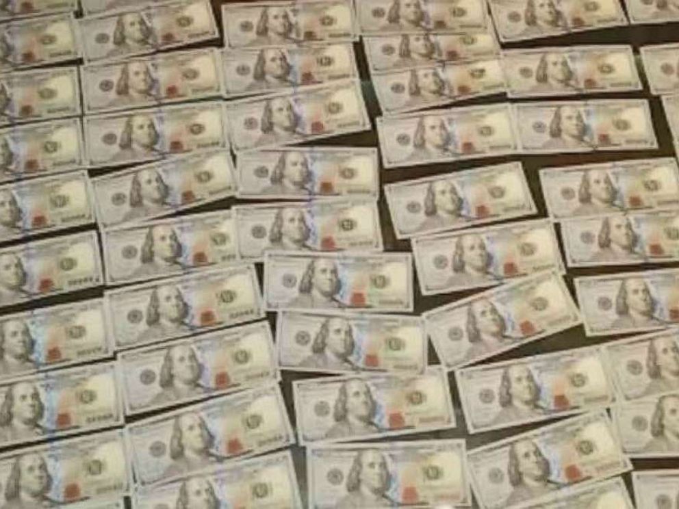 PHOTO: Richard Taverna laid the $10,000 in cash out on his table before returning it to police. He found the money in a bag at a subway stop on the Upper West Side of Manhattan on Thursday, Dec. 20, 2018.
