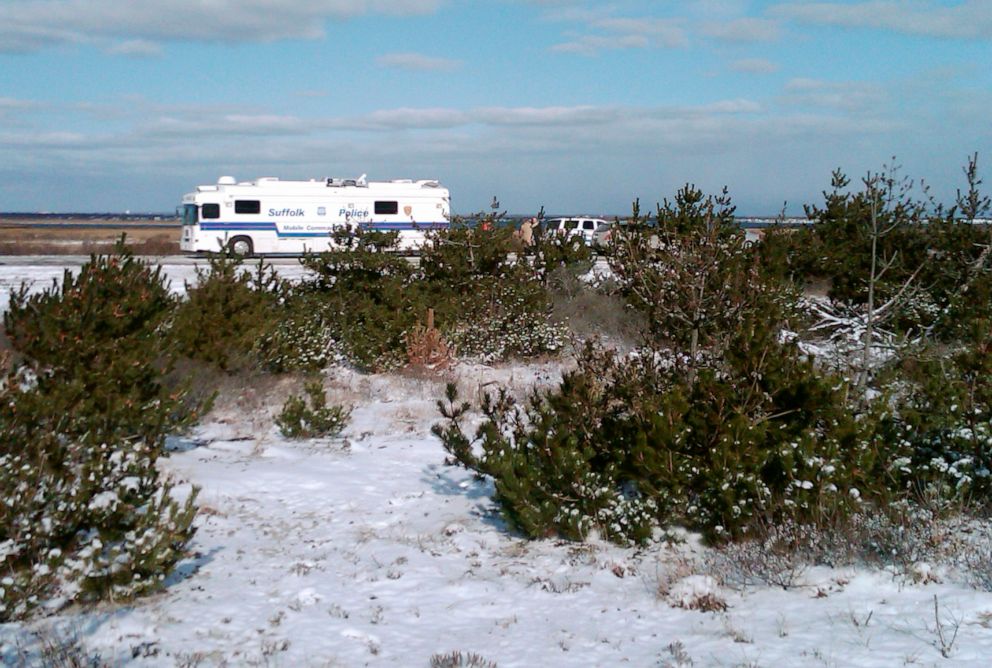 PHOTO: In this Dec. 14, 2010, file photo, Suffolk County Police conduct a search along a beachfront road in Babylon, N.Y., where four bodies were found during a hunt for a missing New Jersey woman.