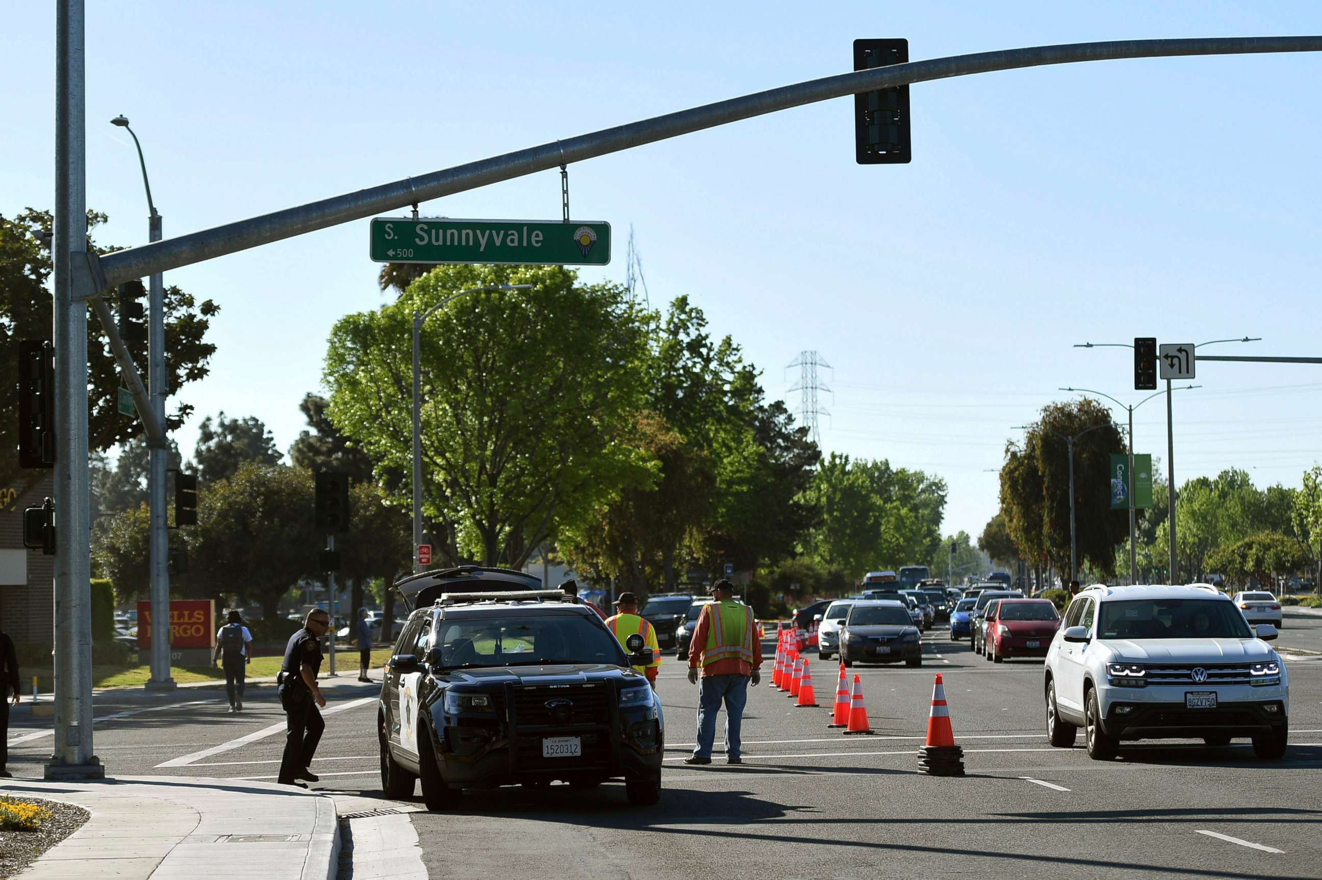 PHOTO: Police investigate the scene of car crash at the intersection of El Camino Real and Sunnyvale Road in Sunnyvale, Calif., April 24, 2019.