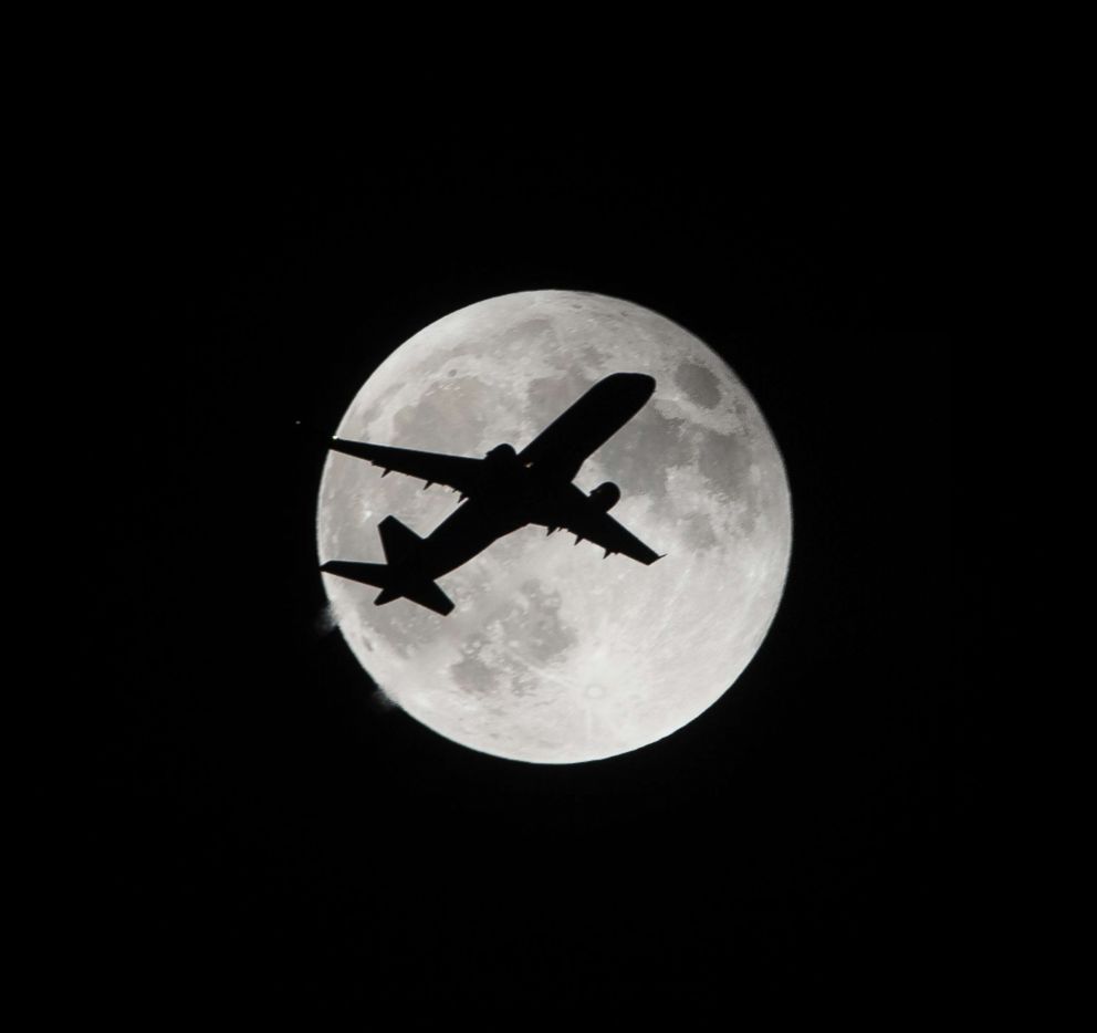 PHOTO: A plane ascends in front of the "super moon" in Los Angeles on Sept. 27, 2015.