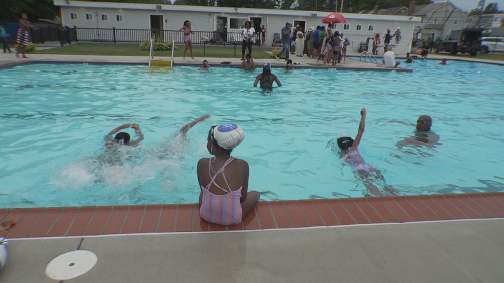 Women-only swimming lessons breaking down cultural barriers - ABC News