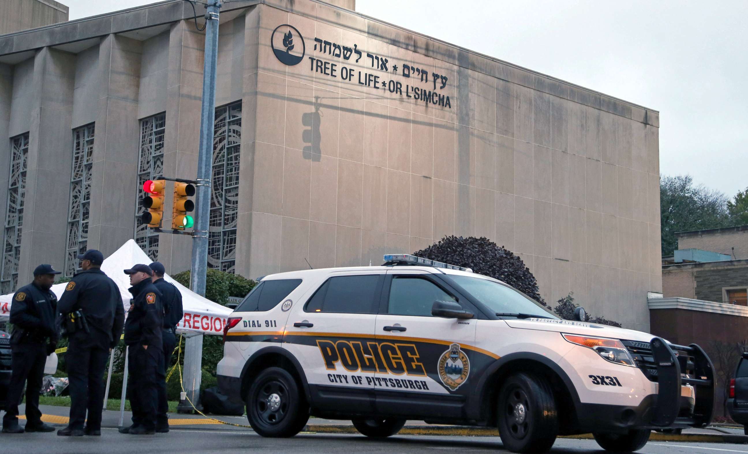 PHOTO: Police officers guard the Tree of Life synagogue following Saturday's shooting in Pittsburgh, Oct. 28, 2018. 