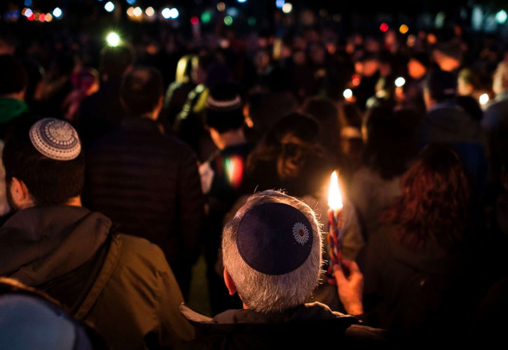 PHOTO: Des membres et des sympathisants de la communauté juive se réunissent devant la Maison Blanche pour une veillée aux chandelles, en souvenir de ceux qui sont morts plus tôt dans la journée lors d'une fusillade à la synagogue de l'Arbre de vie à Pittsburgh, le 27 octobre 2018.