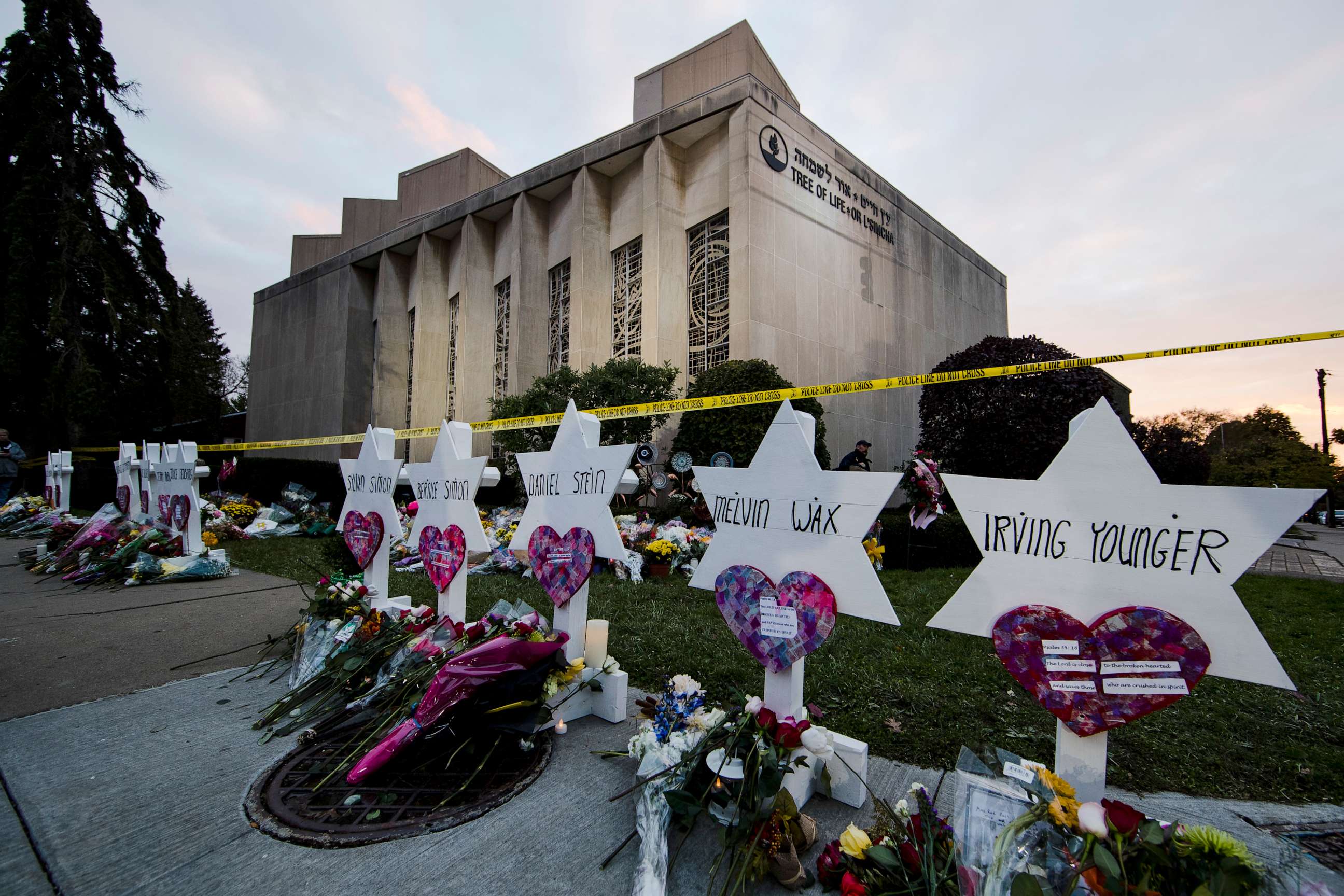 PHOTO: A makeshift memorial stands outside the Tree of Life Synagogue in the aftermath of a deadly shooting in Pittsburgh, Oct. 29, 2018.