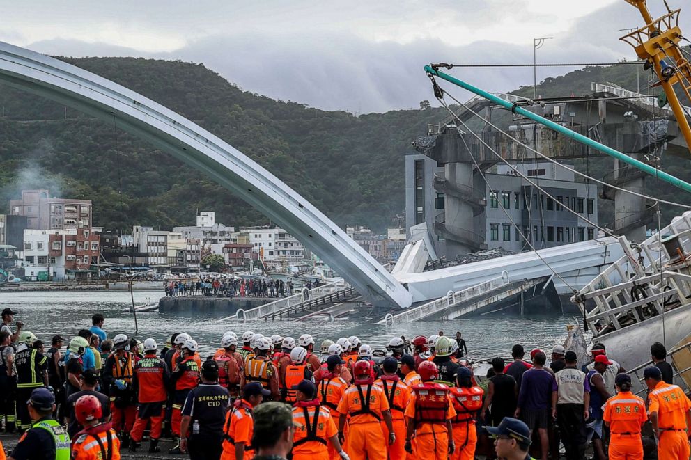 PHOTO: Rescuers conducts a retrieval operation in the scene of the collapsed Nanfangao Bridge in Nanfangao, Yilan County, northeastern Taiwan, October 1, 2019.