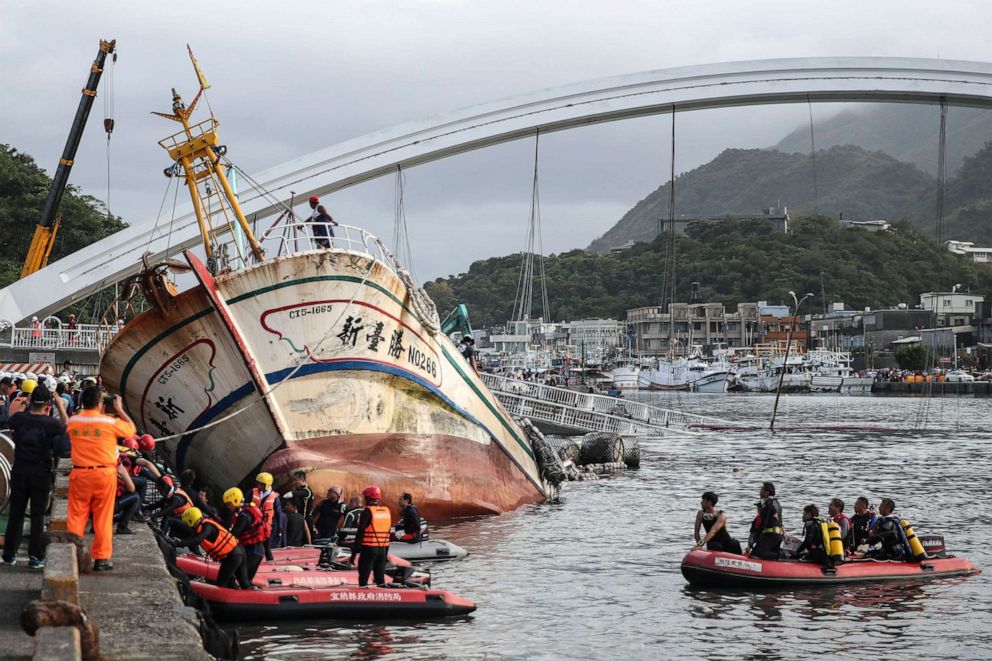 PHOTO: Rescuers conduct a retrieval operation in the scene of the collapsed Nanfangao Bridge in Nanfangao, Yilan County, northeastern Taiwan, Oct. 1, 2019.