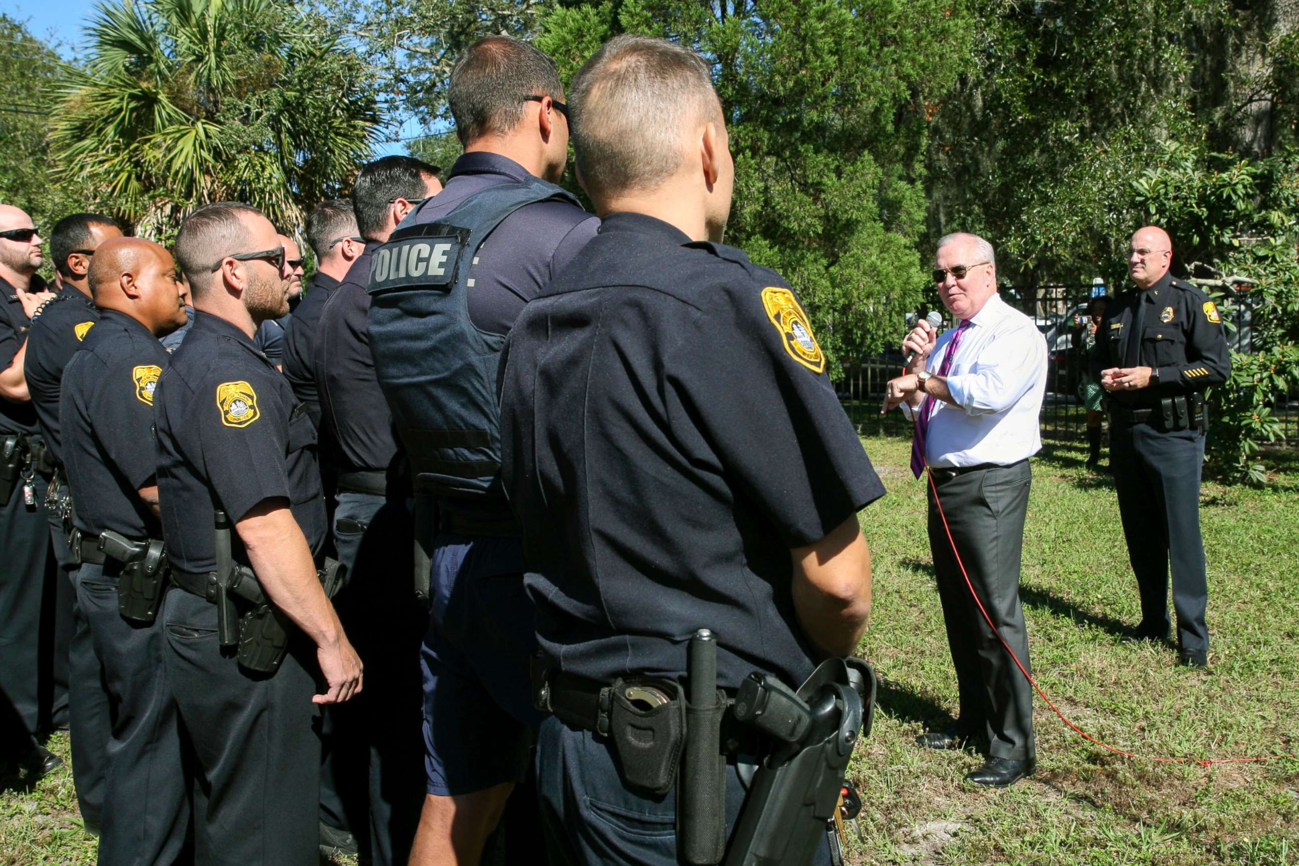 PHOTO: Mayor Bob Buckhorn, center right, addresses members of the Tampa Police Department while Interim Police Chief Brian Dugan, right, looks on during a roll call and press conference in the Seminole Heights neighborhood in Tampa, Fla., Oct. 25, 2017.