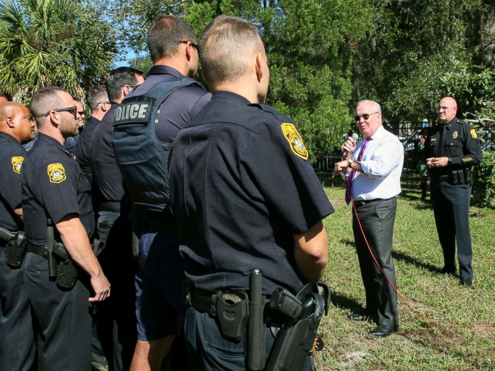PHOTO: Mayor Bob Buckhorn, center right, addresses members of the Tampa Police Department while Interim Police Chief Brian Dugan, right, looks on during a roll call and press conference in the Seminole Heights neighborhood in Tampa, Fla., Oct. 25, 2017.