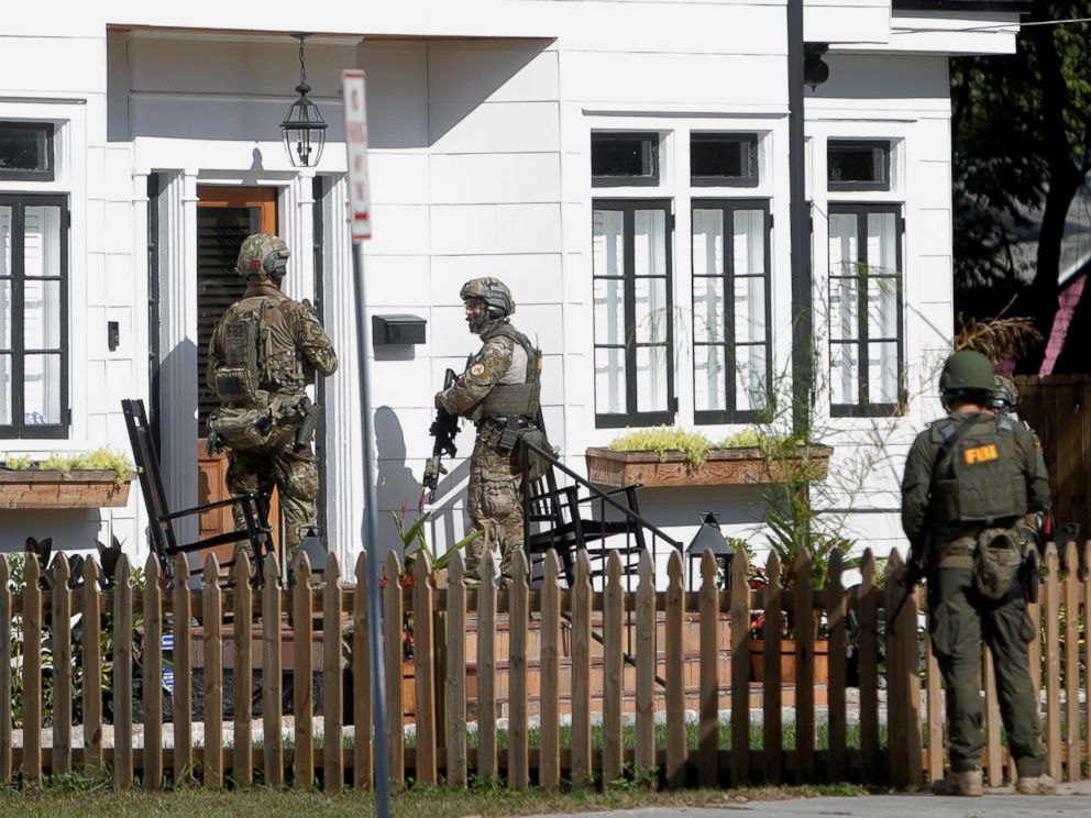 PHOTO: An FBI unit dressed in military uniforms joins the investigation on a fatal shooting in the Seminole Heights neighborhood in Tampa, Fla., Nov. 14, 2017.