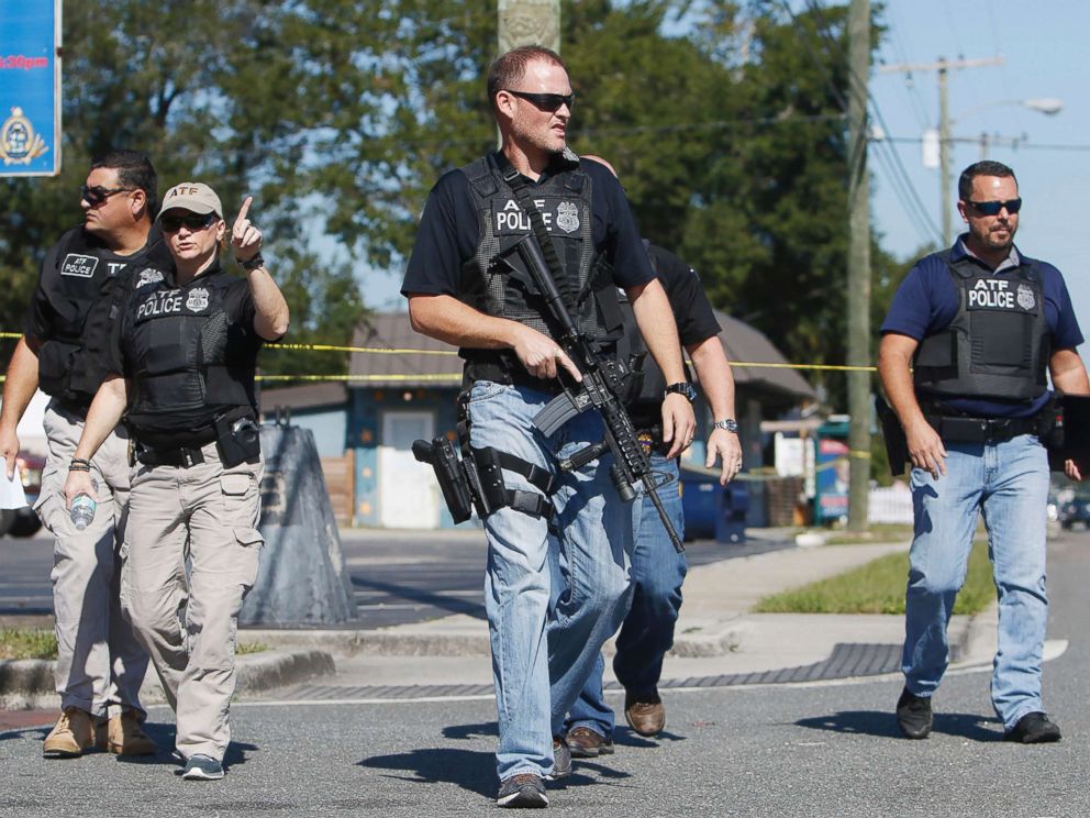 PHOTO: Members of the Tampa Police Department, Bureau of Alcohol, Tobacco, Firearms and Explosives and the Hillsborough County Sheriffs Office work the scene of a fatal shooting in the Seminole Heights neighborhood in Tampa, Fla., Nov. 14, 2017.