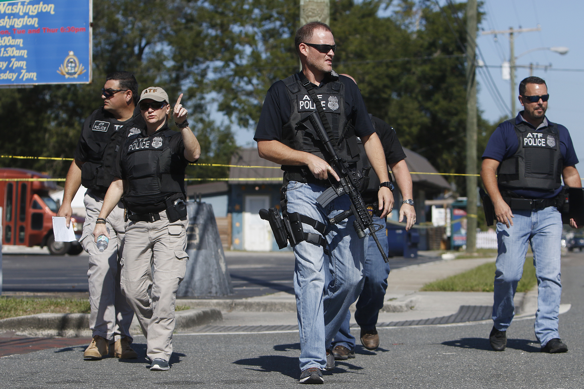 PHOTO: Members of the Tampa Police Department, Bureau of Alcohol, Tobacco, Firearms and Explosives and the Hillsborough County Sheriff's Office work the scene of a fatal shooting in the Seminole Heights neighborhood in Tampa, Fla., Nov. 14, 2017. 