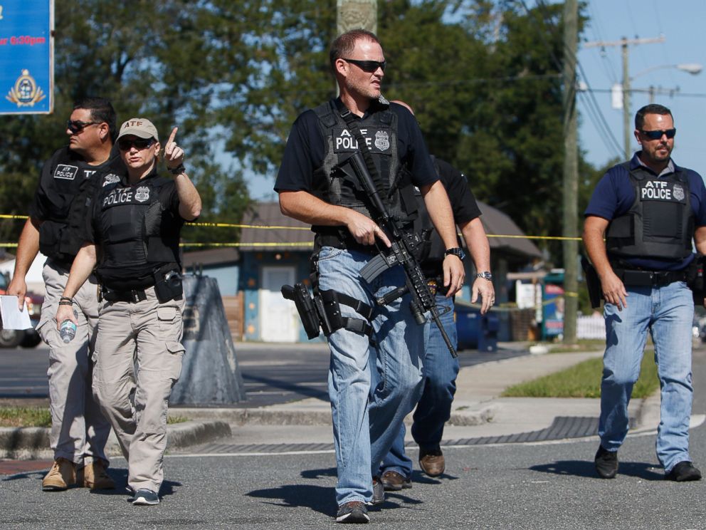 PHOTO: Members of the Tampa Police Department, Bureau of Alcohol, Tobacco, Firearms and Explosives and the Hillsborough County Sheriffs Office work the scene of a fatal shooting in the Seminole Heights neighborhood in Tampa, Fla., Nov. 14, 2017.