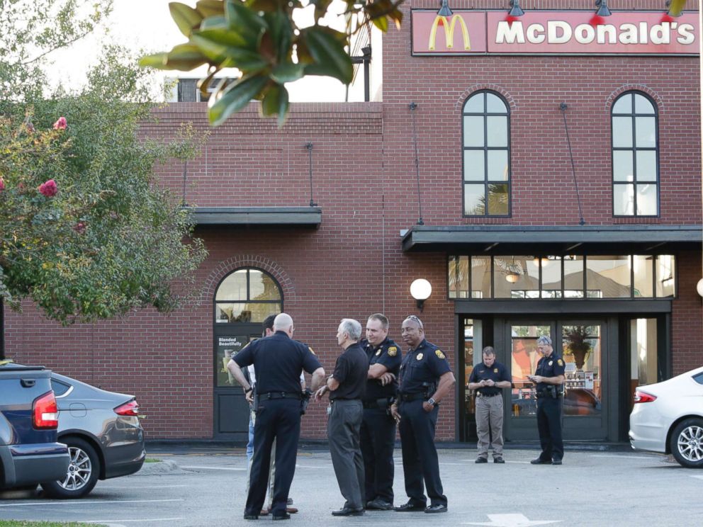 PHOTO: Police investigate at the scene following a lead of a man with a gun at a McDonalds in Ybor City in Tampa, Fla., Nov. 28, 2017.