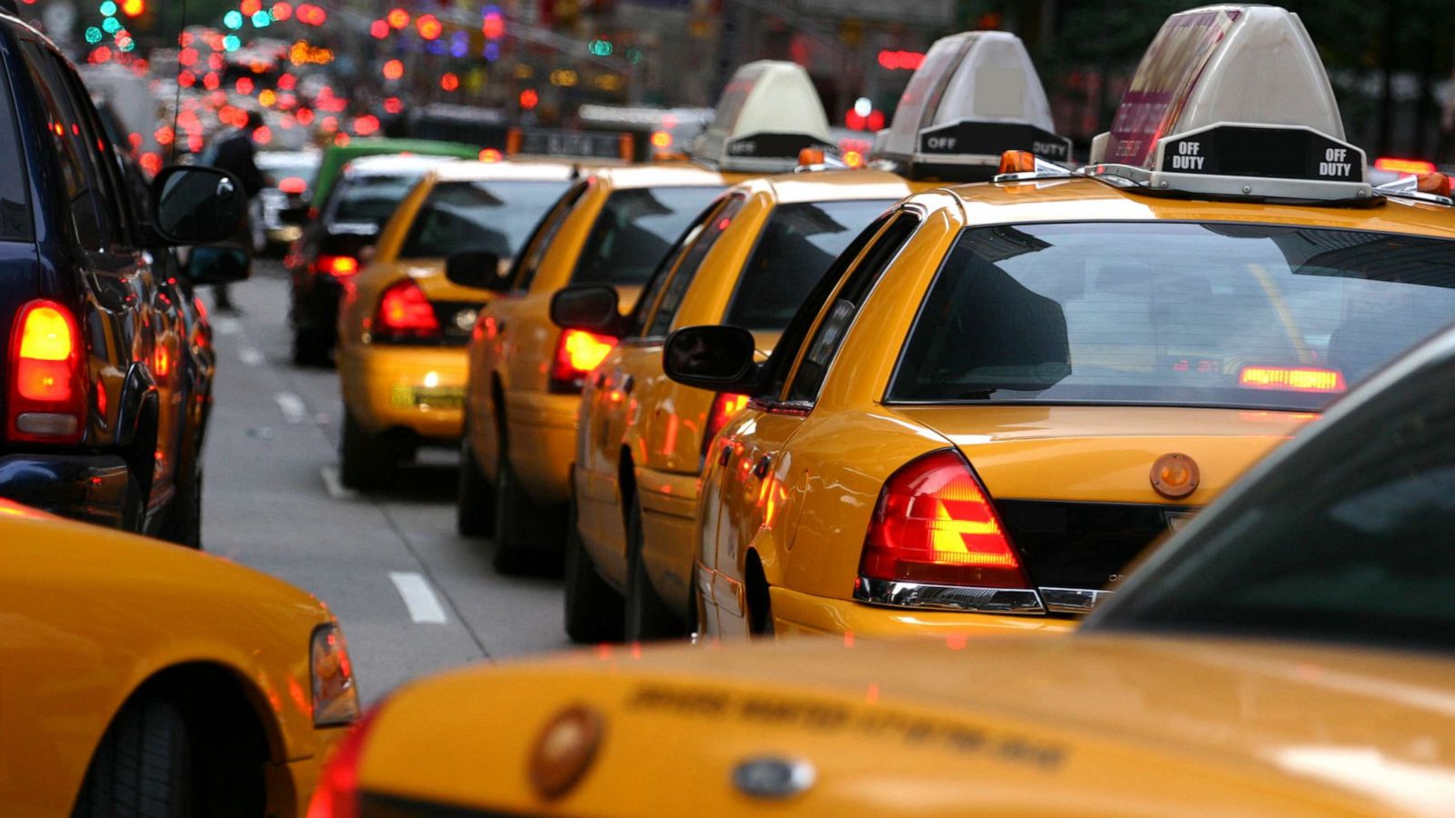 Struggling Nyc Cabs May Add Surge Pricing To Compete With Uber And Lyft Abc News