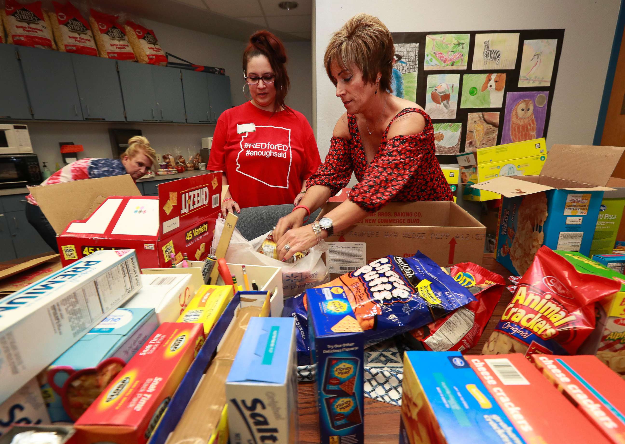 PHOTO: Highland Arts Elementary School teacher Amy Lahavich, right, organizes donated food for distribution to students and families on the eve of the teacher walk out, April 25, 2018, in Mesa, Ariz.