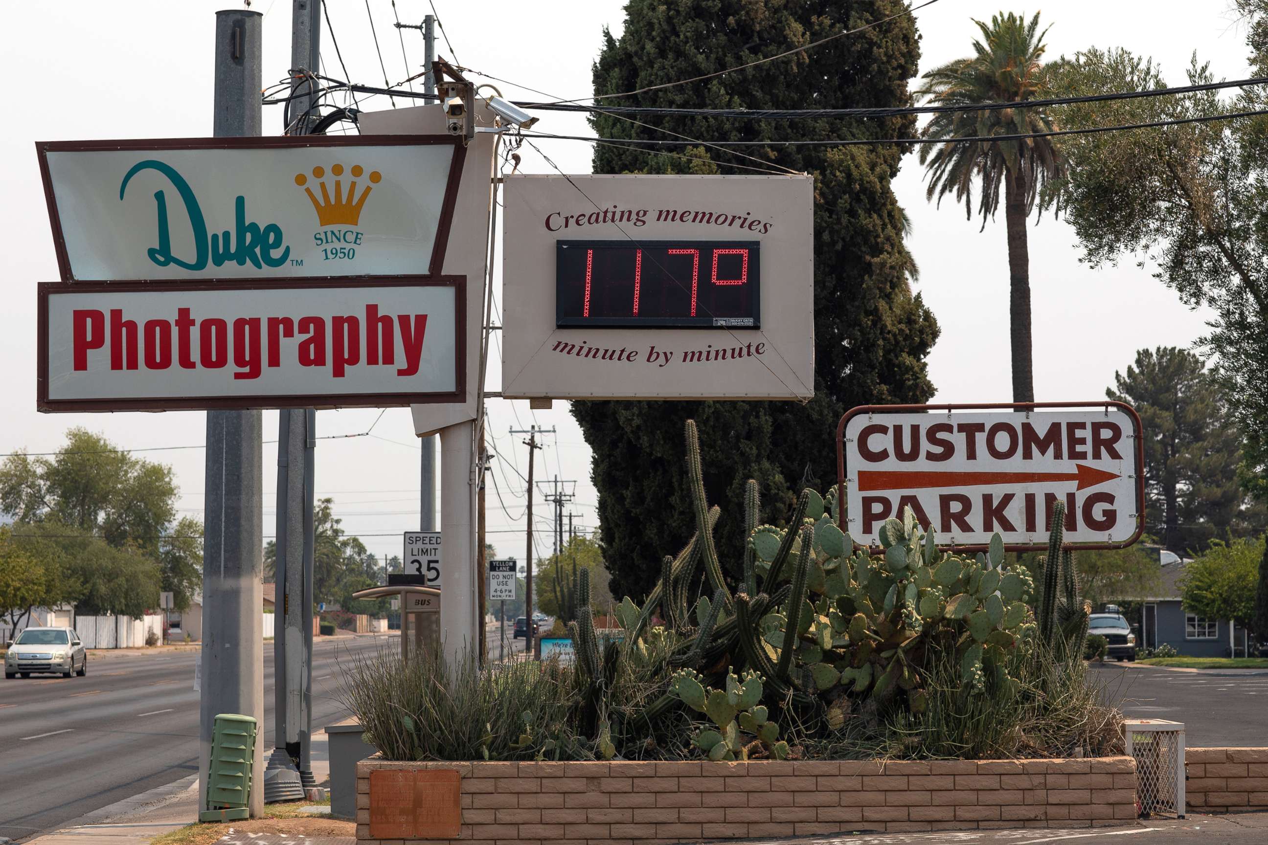 PHOTO: A sign displays a temperature of 117 degrees Fahrenheit on June 15, 2021 in Phoenix, Ariz. 