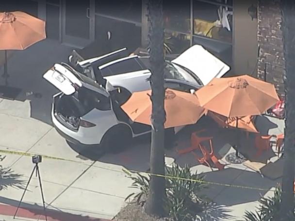 Car crashes into cafe in Simi Valley, killing 1 and injuring 5