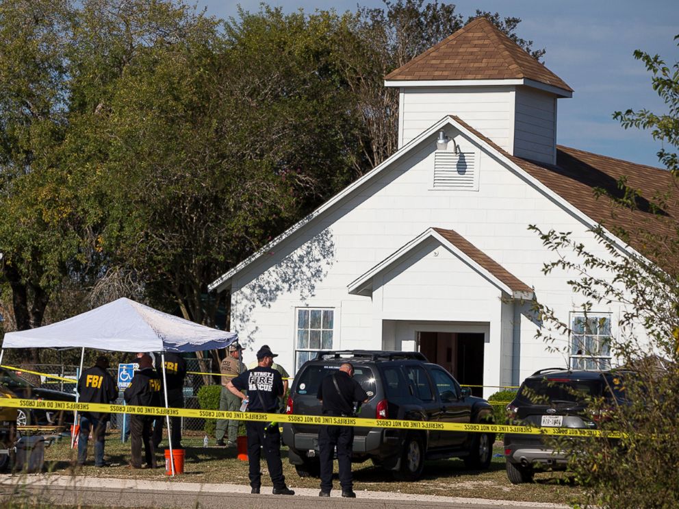 FOTO: Funcionários da lei trabalham na cena de um tiroteio fatal na Primeira Igreja Batista em Sutherland Springs, Texas, 5 de novembro de 2017.