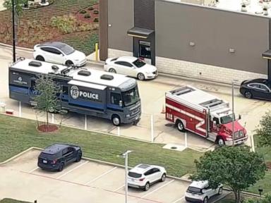 2 dead, 3 injured in shooting during business meeting at shopping center: Police