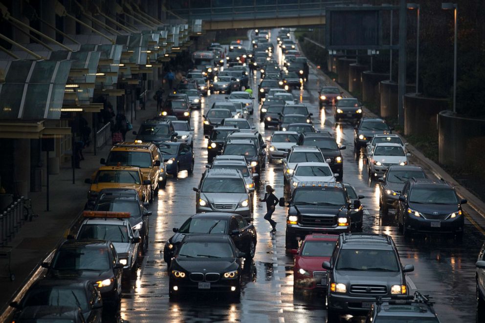 PHOTO: Vehicles move through passenger pick-up lanes at Ronald Reagan National Airport in Washington, D.C., Nov. 26, 2014.