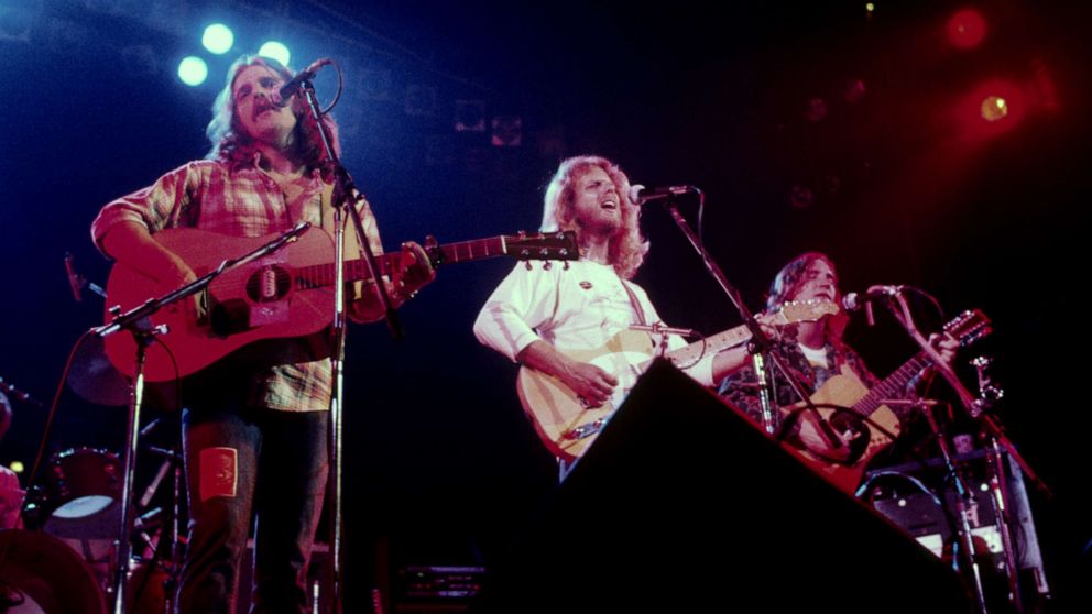 照片：The Eagles 的 Glenn Frey、Don Felder 和 Joe Walsh 在加州酒店巡回演出期间在舞台上表演。