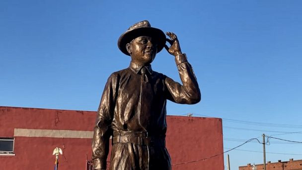 Video Mississippi City Of Greenwood Unveils Emmett Till Memorial Statue