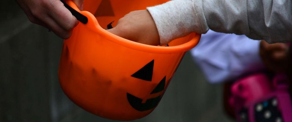 Sex Offenders Sue Sheriff S Office Over No Trick Or Treat Signs Abc News