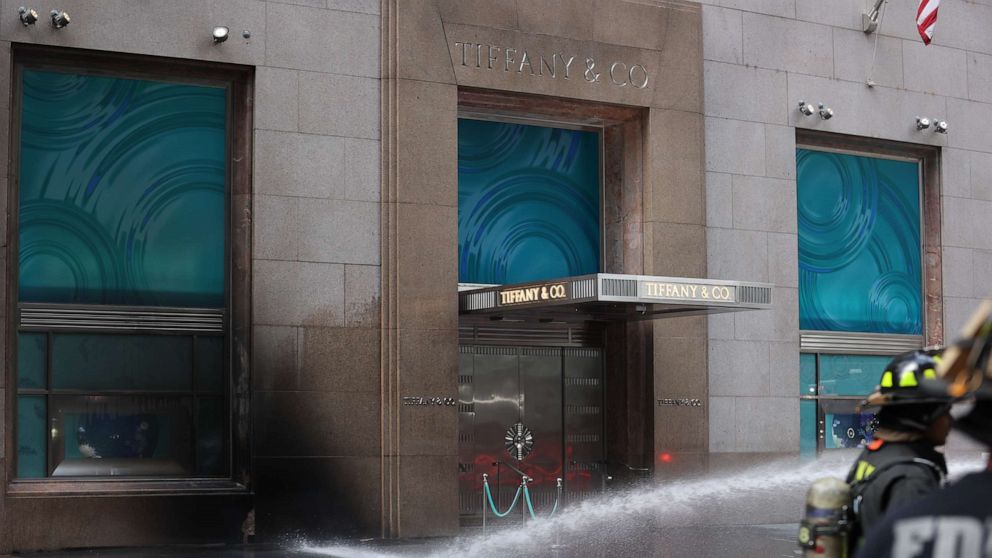 Entrance to Tiffany and Co Flagship, 5th Avenue, June, Manh…
