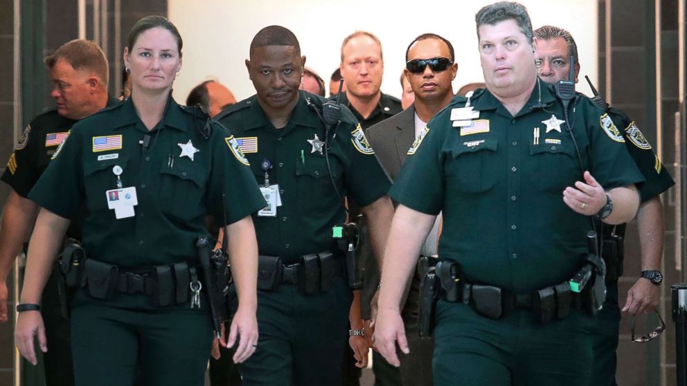 PHOTO: Tiger Woods, center right,  makes his way into a North County Courthouse courtroom in Palm Beach Gardens, Fla., Oct. 27, 2017.